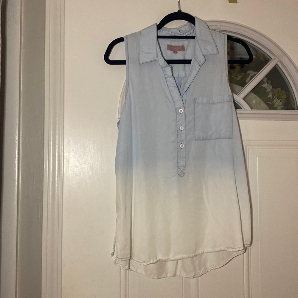 Cute ombré tank top. In great condition!